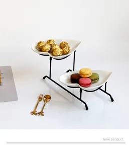 Zweistöckige herzförmige Keramik Obst- und Dessertschale mit Metallständer für elegante Tischdeko