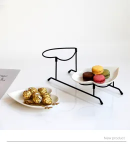 Herzformiger zweistöckiger Dessertständer mit Keramikteller und stabilem Metallhalter.