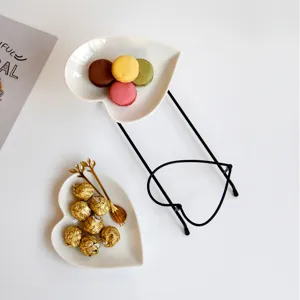 Romantischer herzförmiger zweistagiger Kuchenständer weiße Keramik Obst und Dessert