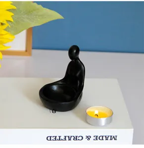 Bougeoir en resine abstraite avec un design de figurine meditative Zen pour deco interieure.