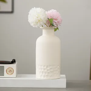 Vase en céramique blanche minimaliste moderne nordique avec fleurs artificielles.