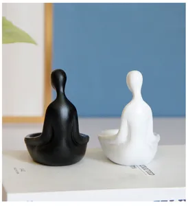 Vue détaillée du bougeoir minimaliste en résine abstrait en noir et blanc pour la décoration.