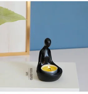 Bougeoir abstrait minimaliste en résine avec un design de figurine de méditation.