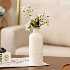 Vase en céramique blanche au design nordique minimaliste avec beau bouquet floral.