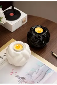 Dettaglio portacandela in ceramica a nodo, decorazione tealight moderna per tavolo casa.