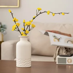 Vase a fleurs en ceramique blanche minimaliste detail, decoration interieure nordique moderne.