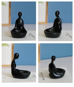 Vue détaillée du bougeoir minimaliste en résine abstraite en position de méditation zen.