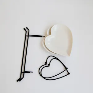 Alzata per dolci a forma di cuore a due livelli con piatti in ceramica bianca e struttura nera