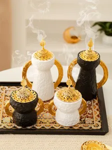 Vista dettagliata del bruciatore di incenso in stile arabo con manici dorati, elegante decorazione casa.