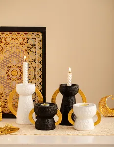 Dettaglio portacandele in resina, doppie orecchie dorate, elegante stile di decorazione araba.