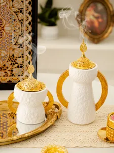 Elegante set di bruciatori di incenso in stile arabo bianco e oro per la casa.