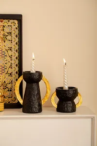 Set di portacandele in resina nera e oro, perfetto per la decorazione della scrivania di casa.