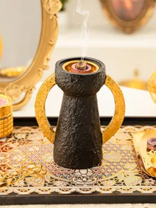 Vista di dettaglio del bruciatore di incenso arabo nero e oro, elegante decorazione da tavola.