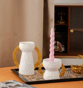 Set di portacandela in resina con doppia orecchia dorata, candeliere bianco texturizzato