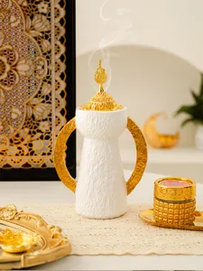 Dettaglio bruciatore di incenso dorato stile arabo, elegante decorazione per la casa.