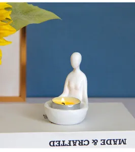Bougeoir abstrait minimaliste en résine avec un design de figurine zen pour la décoration.