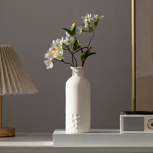 Vase en céramique blanche minimaliste moderne nordique, détail arrangement floral élégant.