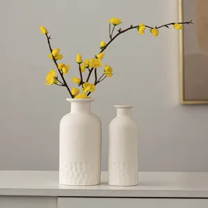 Ensemble de vases en céramique blanche minimaliste moderne nordique avec design texturé fleur