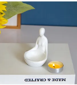 Porte-bougie en résine abstraite petite figurine humaine zen sculpture bougeoir.