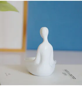 Figurine de méditation en résine blanche minimaliste, bougeoir détail, décoration zen.