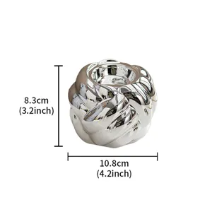 Dettaglio portacandela nodo in ceramica argento, elegante supporto per lumini decoro.