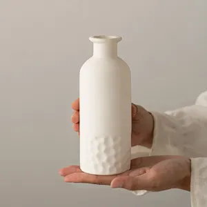 Detail de vase en ceramique blanche minimaliste, belle decoration florale moderne nordique.