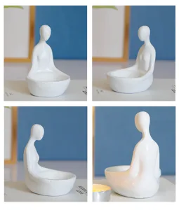 Vue rapprochée détaillée du bougeoir minimaliste en résine avec figurine abstraite.