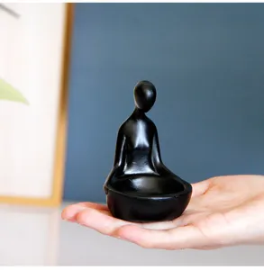 Bougeoir minimaliste abstrait en resine homme meditant figurine de decoration noire