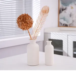 Ensemble de vase en céramique blanche minimaliste moderne avec fleurs artificielles.