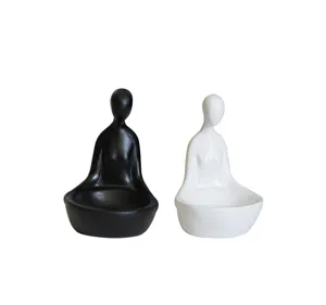 Vue détaillée du bougeoir en résine abstraite, tasse d'art déco minimaliste Zen.