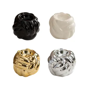 Portacandele in ceramica a forma di gomitolo per decorazioni della casa e feste a tema.