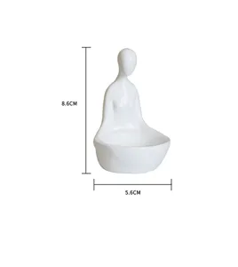 Vue détaillée du bougeoir zen minimaliste en résine abstraite avec ses dimensions.