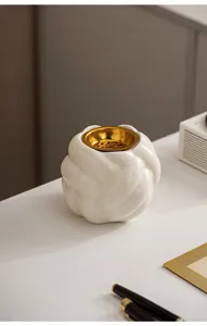 Nahaufnahme des modernen nordischen Keramik-Räuchergefässes mit feiner Textur und Gold.