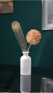 Vase en céramique blanche minimaliste moderne nordique avec décoration florale dorée artificielle.