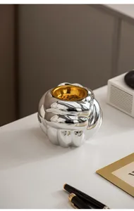 Moderner nordischer Silberkeramik-Räucherbrenner Detail, minimalistische Tischdeko.