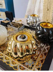 Detailaufnahme des modernen gerippten Keramik Weihrauchbrenners mit goldenem Deckel und Rauch.
