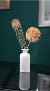Vase en céramique blanche minimaliste nordique avec décoration florale dorée pour entrée.
