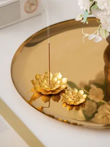 Dettaglio del bruciatore di incenso in metallo loto, elegante design dorato goffrato per la casa.