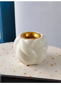 Moderner nordischer Keramikweihrauchbrenner mit goldenem Metalloberteil, elegante Tischdekoration.