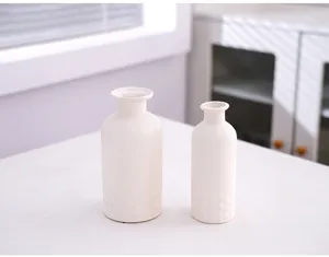 Ensemble de vases en céramique blanche minimaliste moderne, élégant décor de bureau.