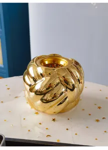 Detailaufnahme des goldenen gedrehten Keramik-Räucherfasses mit sichtbaren Löchern.
