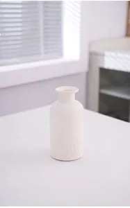 Vase en céramique blanche minimaliste moderne nordique avec base texturée pour la décoration.