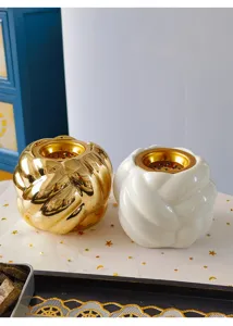 Detailansicht moderner nordischer Keramik-Knoten-Räucherfässer in Gold und Weiß mit Metallschalen.