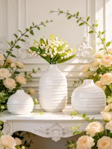 Vue détaillée d'un vase en céramique blanche nordique texturé avec des fleurs pour salon
