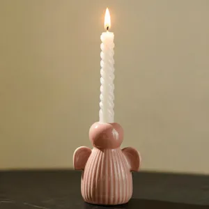 Bougeoir ange en ceramique vue detaillee, decoration interieure moderne pour table mariage.