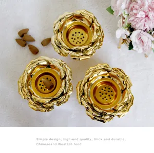 Brûleur d'encens en céramique dorée lotus pour aromathérapie, élégante déco de bureau.