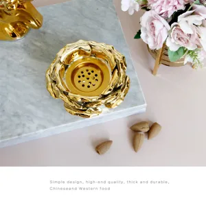 Brûleur d'encens en céramique dorée en forme de lotus, élégant diffuseur d'arôme pour bureau.