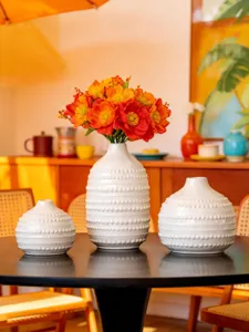 Ensemble de vases en céramique blanche nordique avec texture perlée pour déco de table.