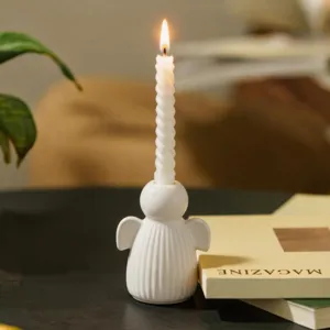 Bougeoir ange en céramique pour décoration maison, design blanc élégant pour centre de table mariage.