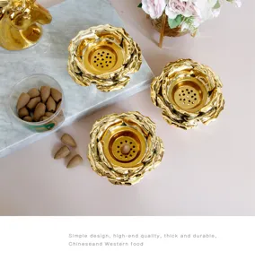 Gros plan du brûleur d'encens en céramique dorée galvanisée en forme de fleur de lotus.
